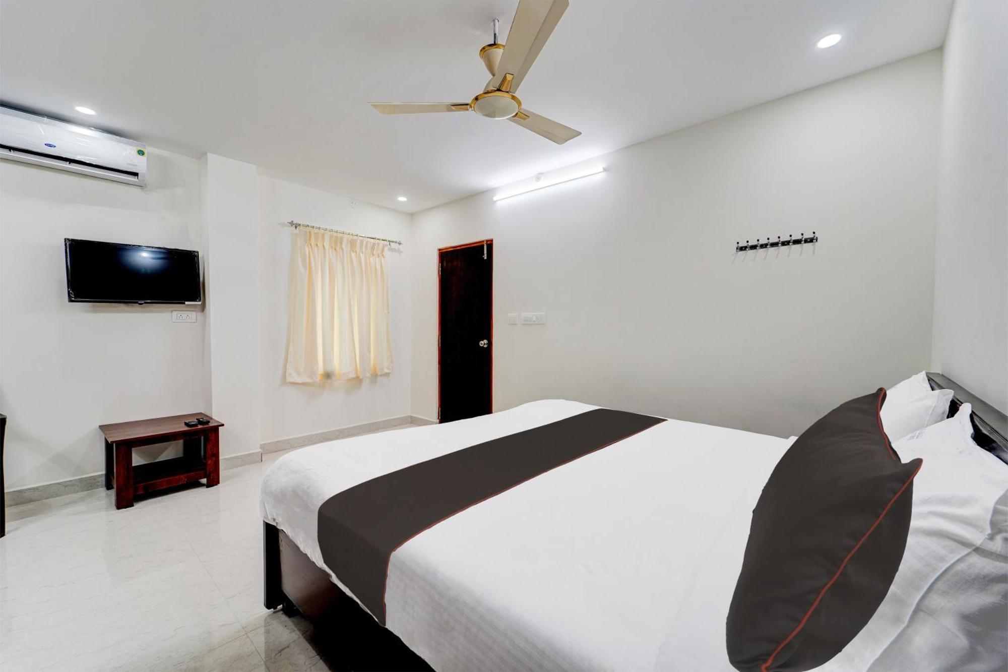 Collection O Sree Balaji Hospitality Services ตีรูปาติ ภายนอก รูปภาพ